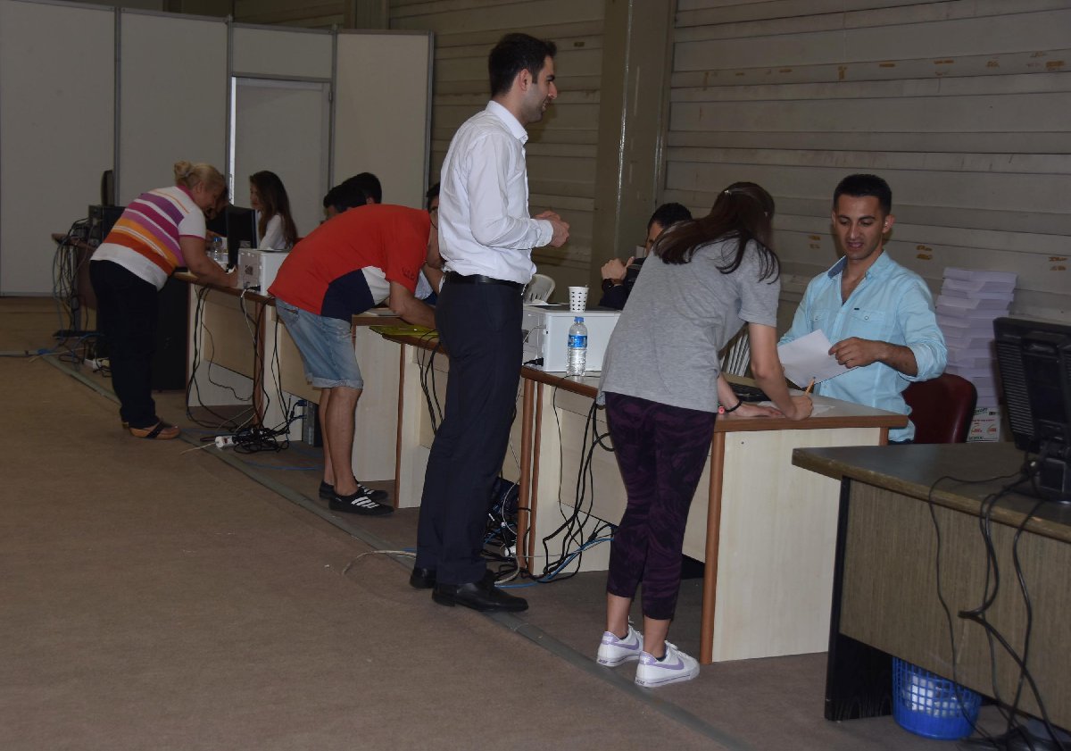 İzmir'de vatandaşlar, destekledikleri adayların Cumhurbaşkanlığı yarışına katılabilmesi, imzalarını vermeye başladı.