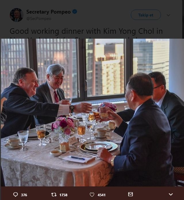 Mike Pompeo, kişisel Twitter hesabında, yemek masasında çekilen bir fotoğrafı paylaştı.
