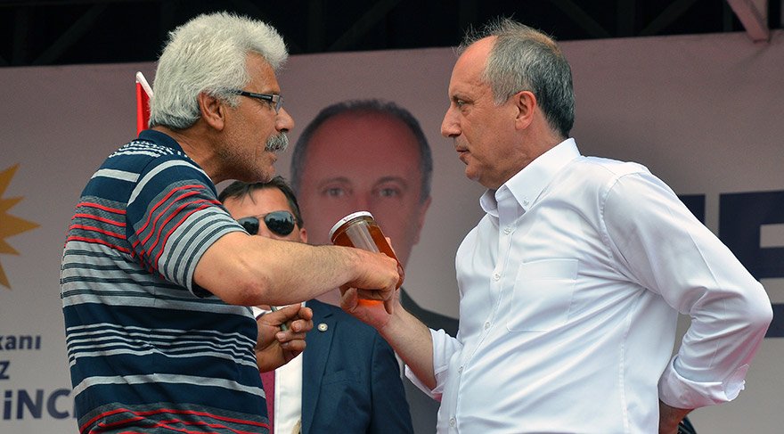 CHP'nin cumhurbaşkanı adayı Muharrem İnce, Çorum'da Hürriyet Meydanı'nda toplanan vatandaşlara seslendi. Bir vatandaş konuşma alanına çıkarak Muharrem İnce'ye bir kavanoz bal hediye etti 