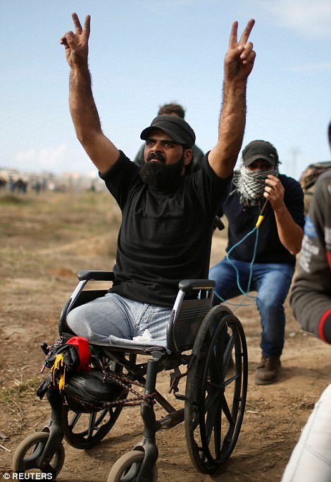 2014 yılında İsrail'in Gazze'ye müdahalesinde bacaklarını kaybeden genç adam, dünkü saldırılarda hayatını kaybetti. Yerel basın, 