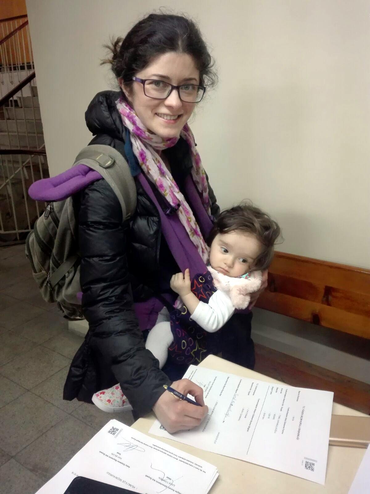 Zonguldak'ta, adliyede seçim kurullarınca oluşturulan başvuru noktalarına giden seçmenler, cumhurbaşkanı adayları için imza verdi. Bir anne, kucağındaki çocukla imza vermeye geldi.