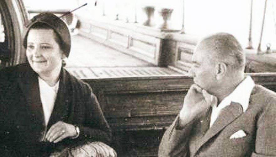 Atatürk manevi kızı Prof. Afet İnan’la birlikte... 