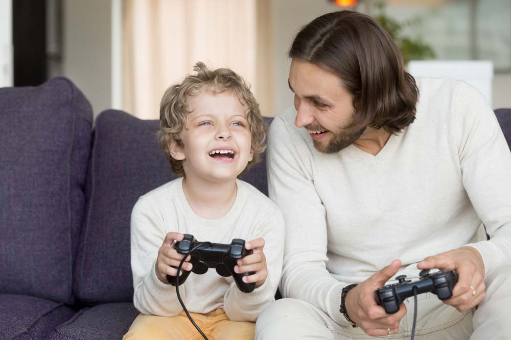 Babanız oyun oynamayı eğlenmeyi seven biriyse hiç düşünmeden ona Playstation alabilirsiniz. Böylelikle hem babanızı sevindirmiş olursunuz hem de birlikte keyifli vakit geçirebilirsiniz...