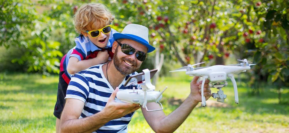 Günümüzde teknolojiyle ilgilenmeyen kimse kalmadı. Artık genç yaşlı tüm babalar da teknoloji konusunda oldukça bilgi sahibi... Babanıza teknolojik bir hediye almak isterseniz Drone keyifli bir alternatif olabilir... 