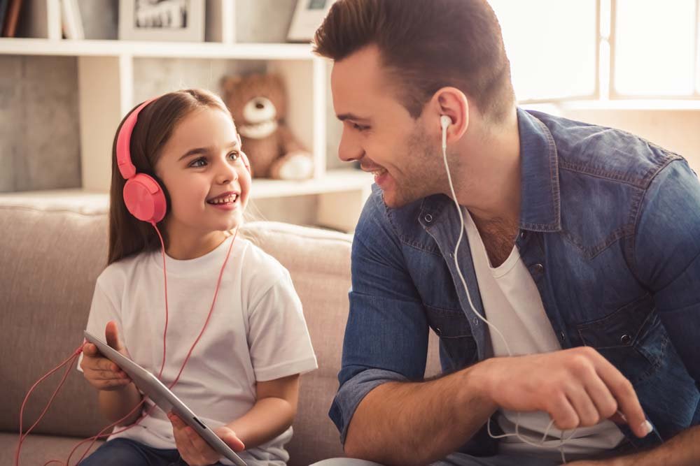 Müzik dinlemeyi, enstürman çalmayı seven bir babaya sahipseniz, kendi play list'ini oluşturabileceği bir müzik çalar, nostaljik bir yolculuğa çıkarmak için bir pikap ya da hangi enstürümanı çalıyorsa onu alabilirsiniz...