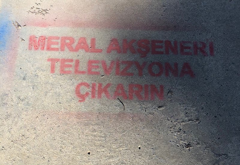 İYİ Parti taraftarları kaldırım ve duvarlara 'Meral Akşener'i televizyona çıkarın' yazarak Akşener'in televizyona çıkarılmamasına isyan etti.