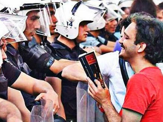 Gezi eylemcisi ve LGBTİ aktivisti, Melih Gökçek'i mahkum ettirdi