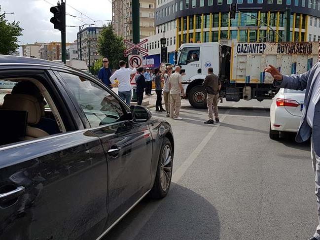 Gaziantep'te skandal: Akşener'in önü çöp kamyonu ile kesildi