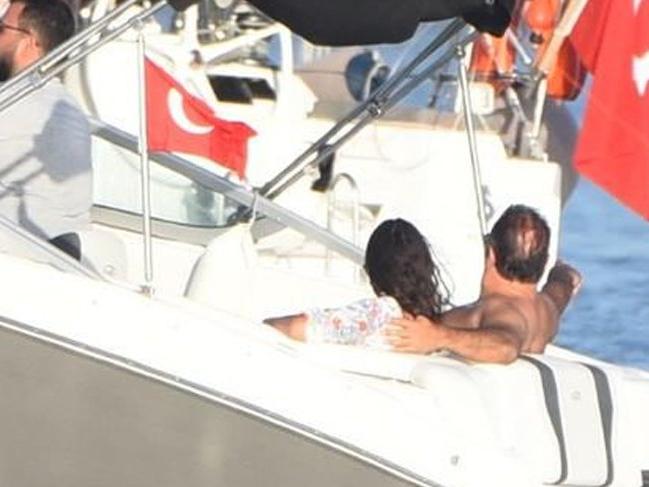 Teknede aşka geldiler