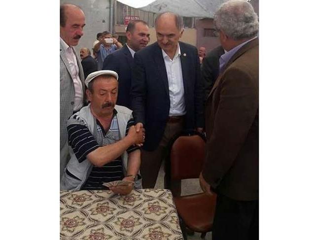 AKP'li vekilin elini sıktı istifini bozmadı!