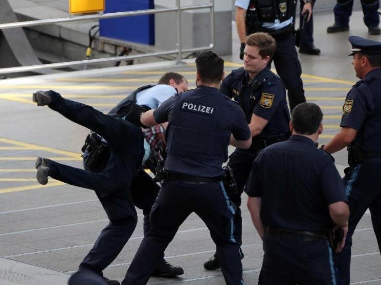 Münih'te tren istasyonunda panik... Polisleri anlamayınca arbede yaşandı