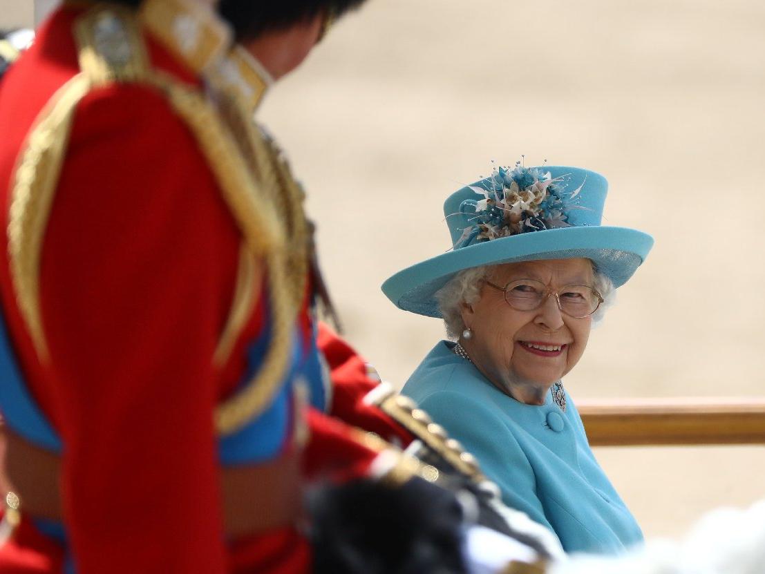 İngiltere kraliçesi neden doğum gününü 2 kez kutluyor?