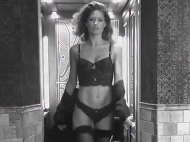 Model Doutzen Kroes'in çamaşırlı videosu