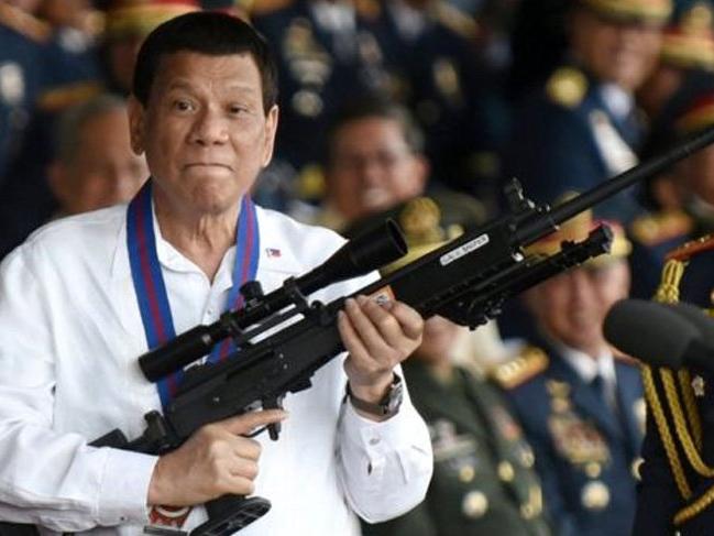 Duterte 'Tanrı aptal' dedi, şimşekleri üzerine çekti