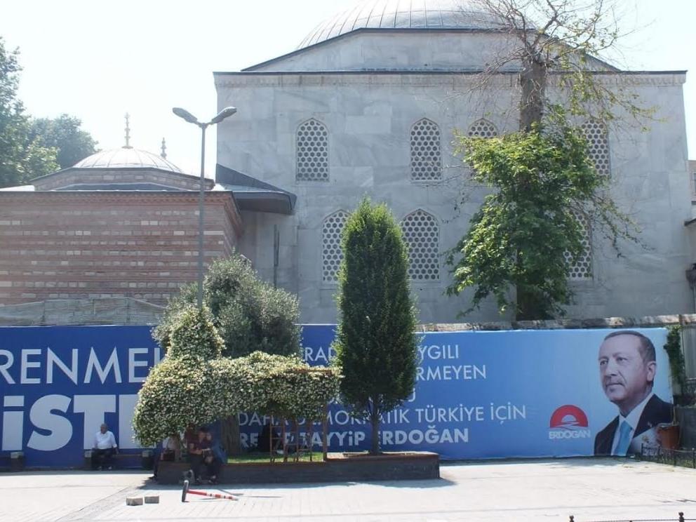 Eminönü'nde Osmanlı türbesine AKP afişleri asıldı