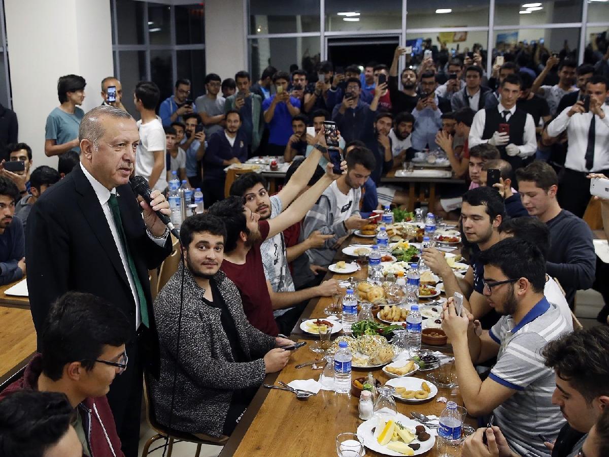 Erdoğan'dan genç başbakan yorumu: Çok şımardı, havalara girdi