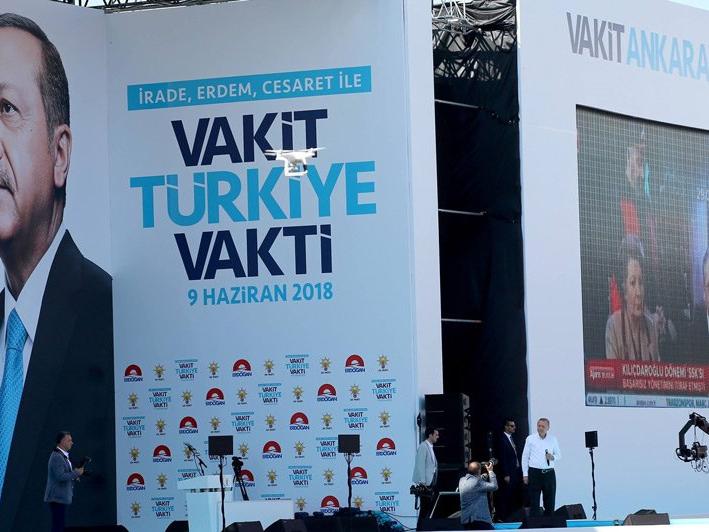 Erdoğan'ın mitinginde her köşede bir prompter