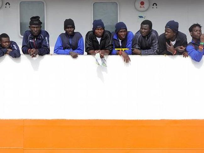 Akdeniz'de bırakılan göçmenlere İspanya sahip çıktı