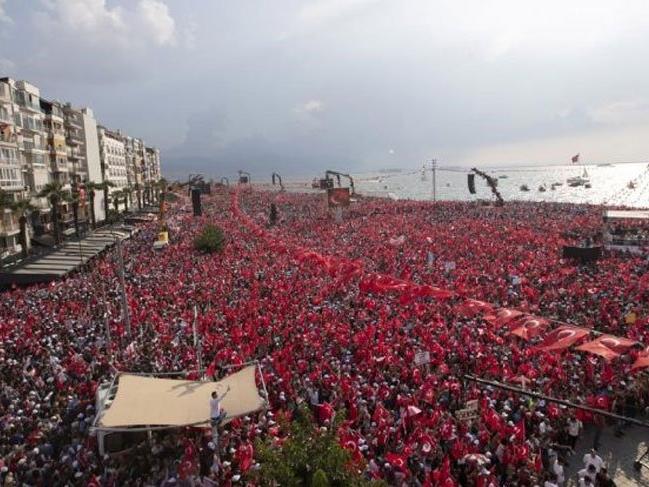İnce'nin İzmir mitingi sırasında Erdoğan'a hakaret ettiği iddia edilen kişiler tutuklandı