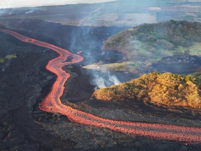 Kilauea Yanardağı'nda lavlar okyanusa yol oldu