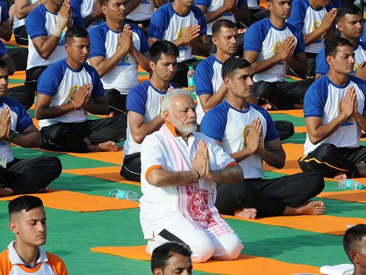 Başbakan Modi'den 50 bin kişiyle yoga