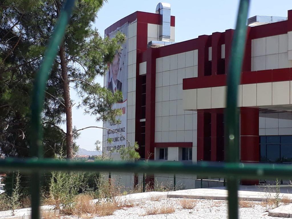 Ortaca Devlet Hastanesi’ne asılan Erdoğan afişine tepki
