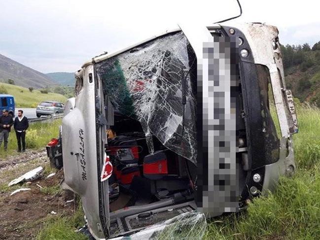Erzincan'da yolcu otobüsü devrildi: 1 ölü, 29 yaralı