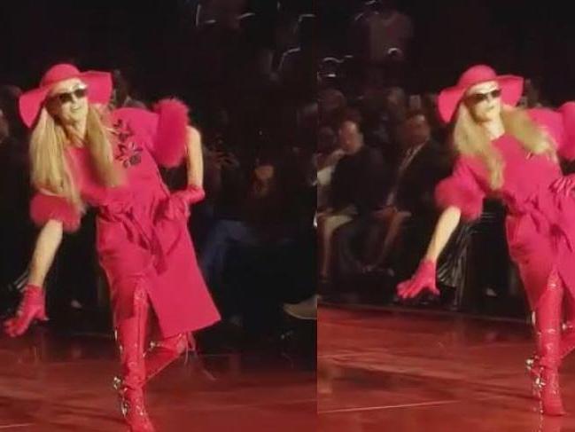 Paris Hilton Antalya’daki defilede podyuma çıktı! Düşme tehlikesi geçirdi