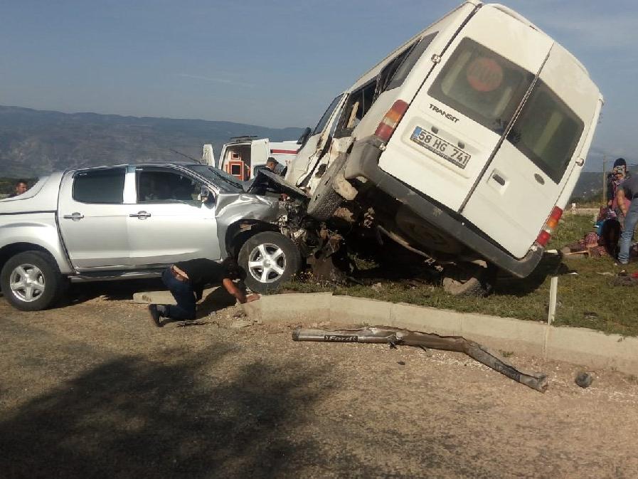 Sivas'ta yolcu minibüsüyle pikap çarpıştı: 1 ölü, 8 yaralı
