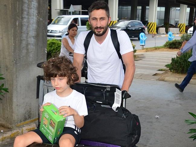 Sabri Sarıoğlu, çocuğuyla birlikte tatilden döndü