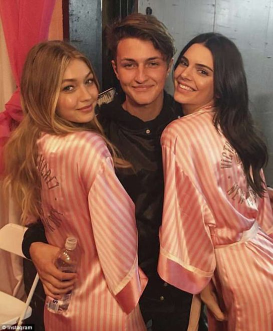 Anwar, ablası Gigi ve Kendalla Victoria's Secret Şovu'nda.