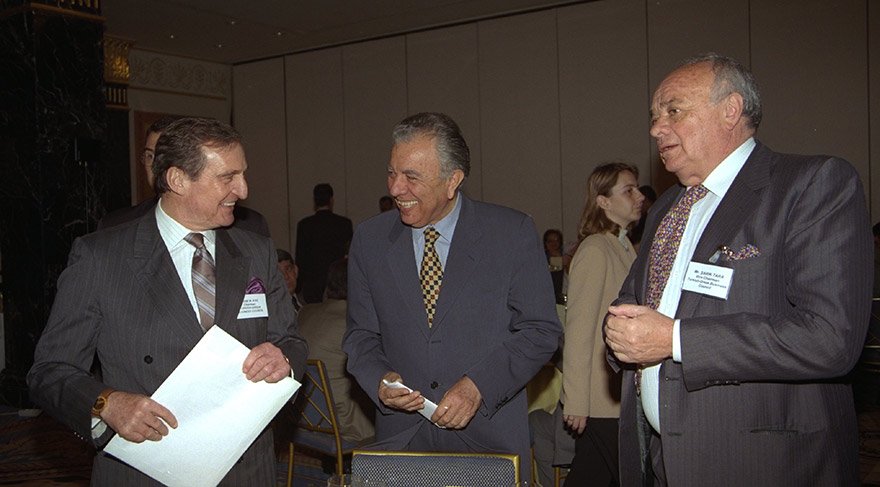 Tara 1997 yılında Yunan-Türk iş konseyi toplantısında Rahmi Koç ile birlikte. Fotoğraf: Depo Photos