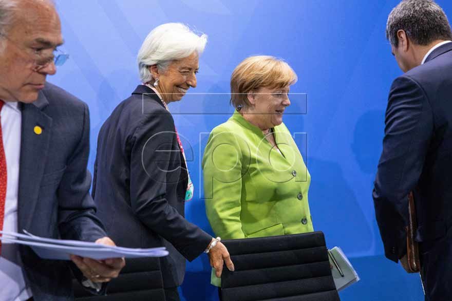 Almanya Başbakanı Angela Merkel, OECD Genel Sekreteri Angel Gurria (solda) ve IMF Başkanı Lagarde (soldan ikinci) ile bir araya geldi. 
