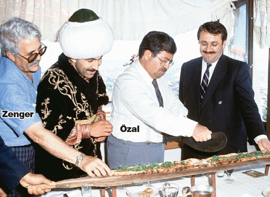 Tarih 1992... Yer Ankara’daki Zenger Paşa Konağı... Özal, ozganizasyon danışmanlığını üstlenen Zenger’in hazırladığı pideyi keserken...