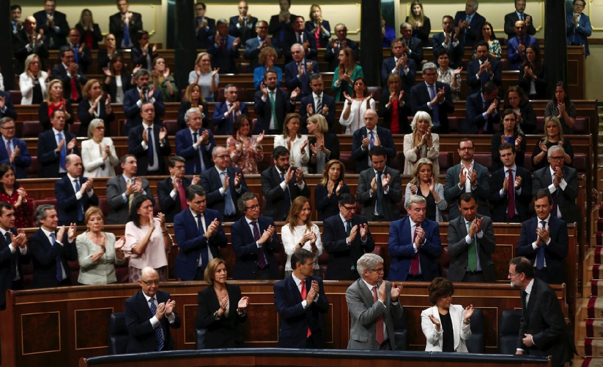 Rajoy konuşma yaptıktan sonra partilileri tarafından ayakta alkışlandı.