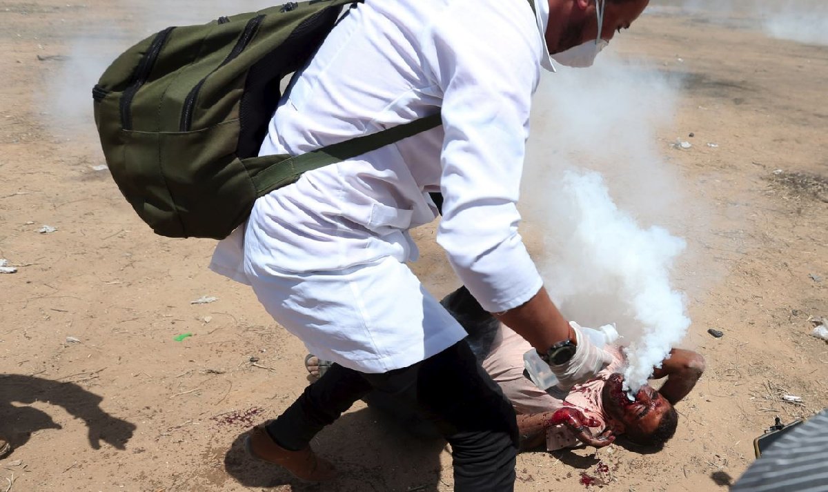 Yüzüne kapsül saplanan gösterici yere yığıldı ve biber gazı ağzından çıkarken Reuters kameraları tarafından görüntülendi.