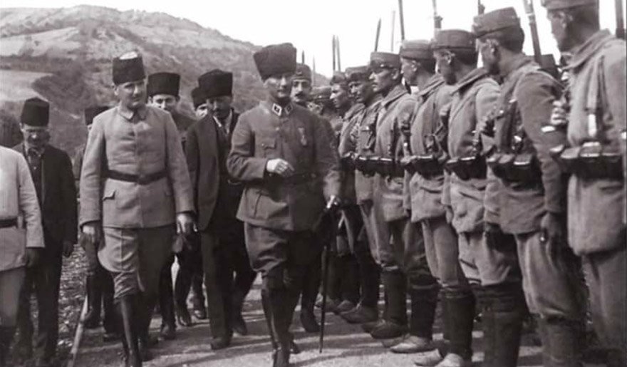 Atatürk, Türk askerinin büyük fedakarlığının ve kahramanlığının en yakın tanıklarından biriydi. 