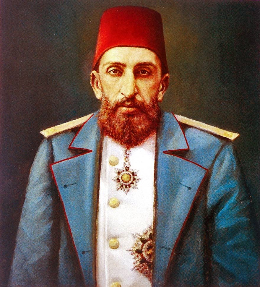 23 Temmuz 1908’de II. Meşrutiyet ilan edildi. 1909’da 31 Mart Olayı’ndan sonra II. Abdülhamit tahttan indirildi. II. Abdülhamit istibdadına zemin hazırlayan Kanuni Esasi demokratikleştirildi. 