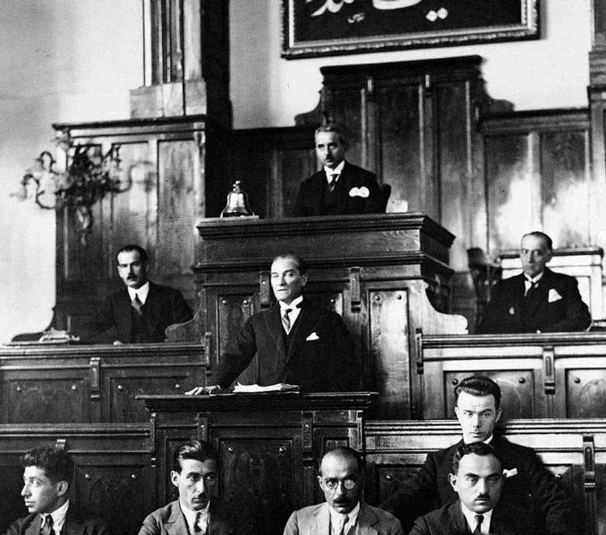 ‘Egemenlik kayıtsız şartsız milletindir’ ilkesiyle 23 Nisan 1920’de, TBMM’yi açan Atatürk meclise, ortak akla büyük önem verdi. 