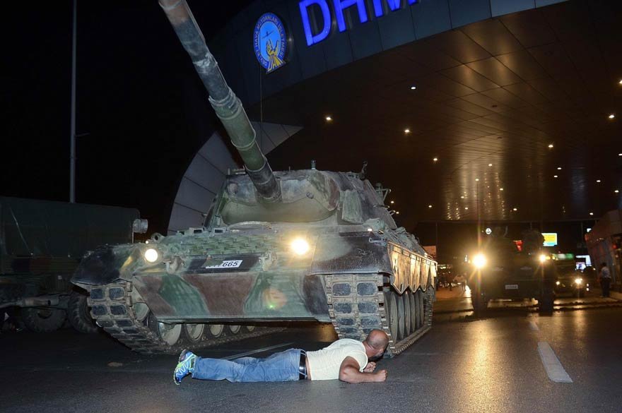 Atatürk Havalimanı’nı işgal eden darbecilere karşı bir vatandaşımız tankların önüne yatmış, fotoğraf sembol olmuştu. 