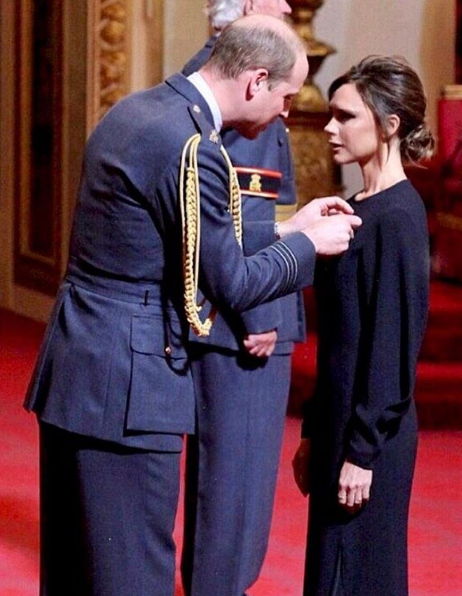 Geçtiğimiz yıl Victoria Beckham, Prens William tarafından, yaptığı başarılı işlerden dolayı Britanya İmparatorluk Nişanı ile onurlandırıldı. 