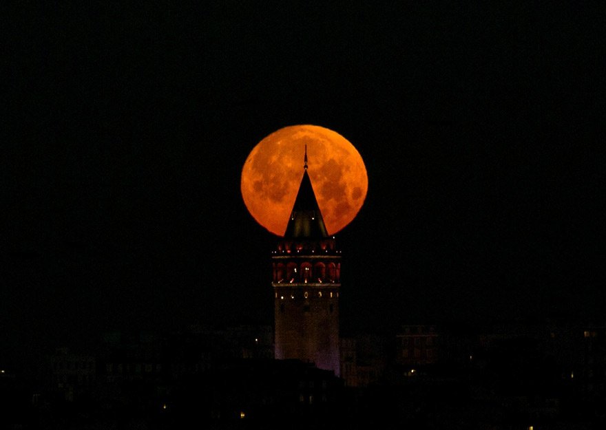 21’İNCİ YÜZYILIN EN UZUNU En iyi Doğu ve İç Anadolu’dan izlenecek olan Kanlı Ay Tutulması 1 saat 43 dakika sürecek. Bu 21’inci Yüzyıl’ın en uzun tutulması olacak.