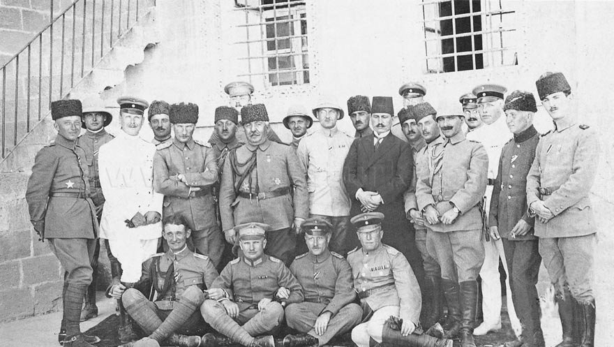 Atatürk, Suriye-Filistin Cephesi’nde silah arkadaşlarıyla birlikte...