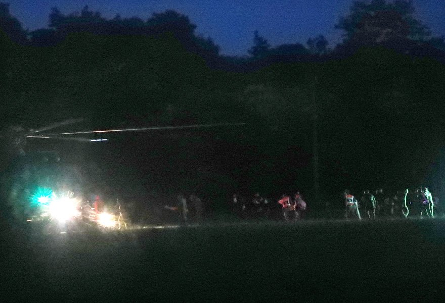 EPA'nın fotoğraflarında kurtarma ekiplerinin kurtarılan ilk çocuğu hastaneye askeri helikopterle taşındığı görülüyor.