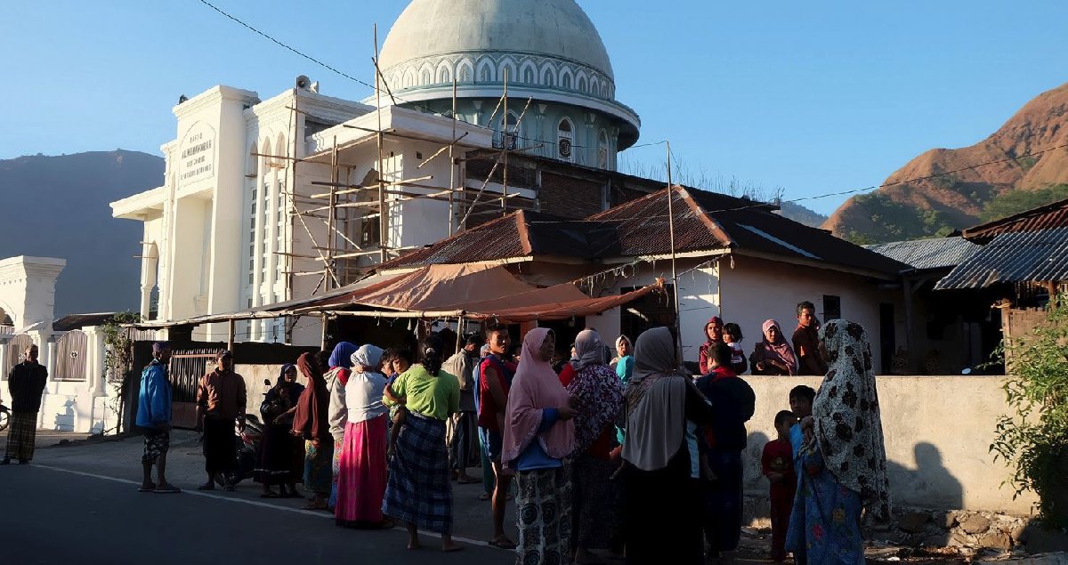 Depremin ardından Endonezyalılar sokağa döküldü.