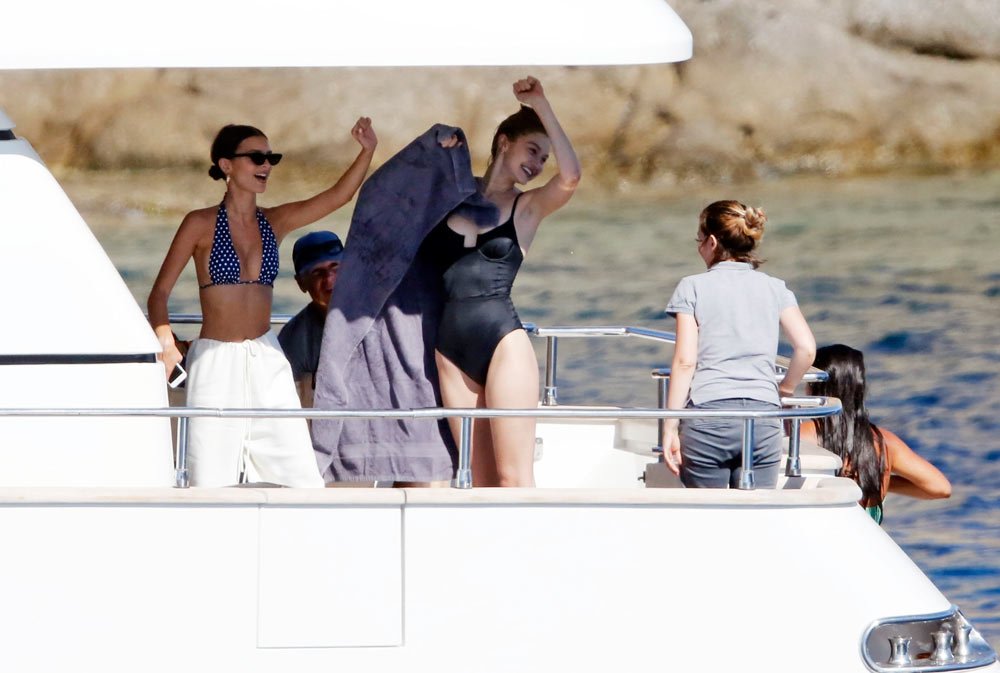 Emily Ratajkowski arkadaşı Gigi Hadid ile birlikte Yunanistan'da tatilde...