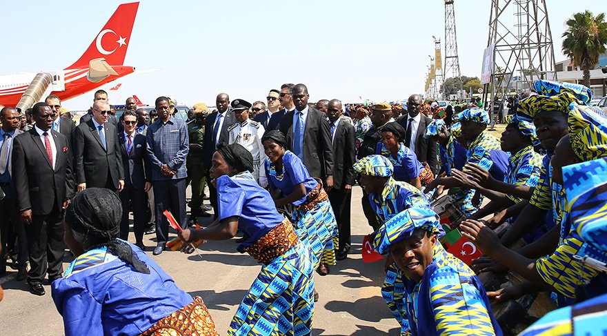  Cumhurbaşkanı Recep Tayyip Erdoğan, Zambiya Cumhurbaşkanı Edgar Lungu tarafından Lusaka Kenneth Kaunde Havaalanı'nda resmi törenle karşılandı.