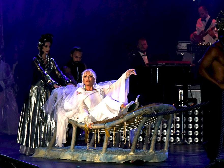 Ajda Pekkan, Madonna'nın tahtına oturdu
