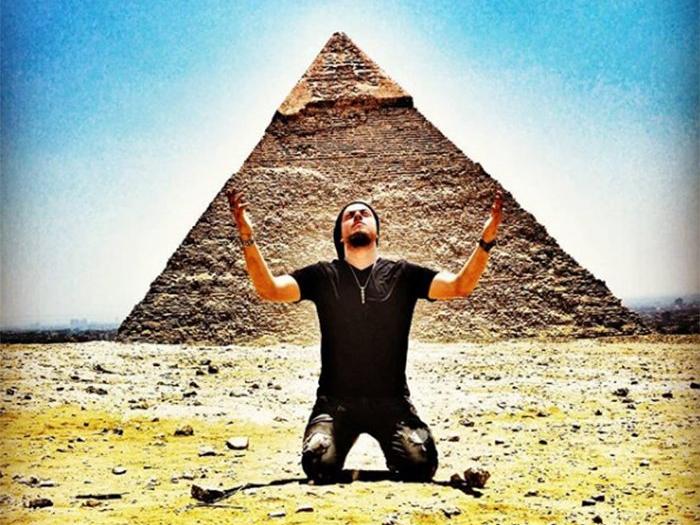 Sağlığına kavuşan sihirbaz Aref, piramidin önünde dua etti