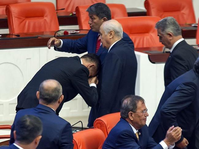İYİ Parti İstanbul milletvekili Bahçeli'nin elini öptü